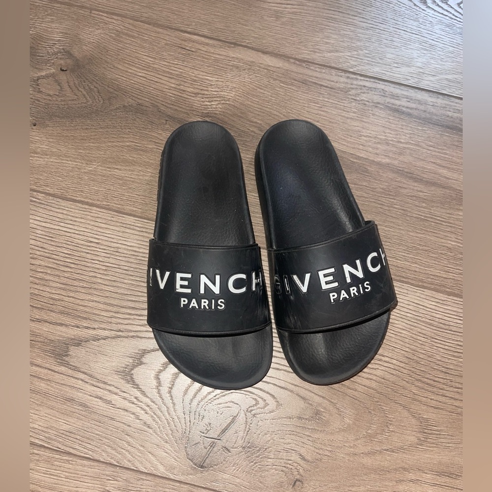 Givency slides
